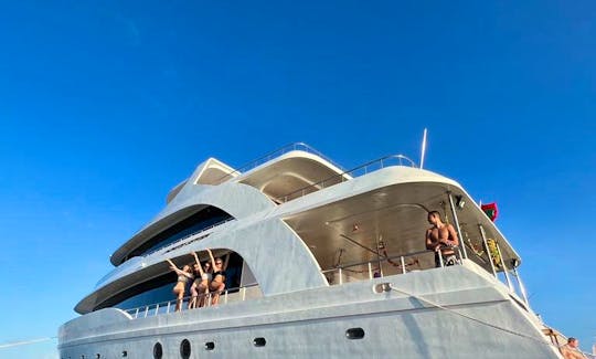 Luxury Yacht Charter in Maldives (8 cabins)