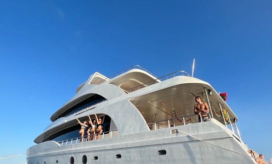 Luxury Yacht Charter in Maldives (8 cabins)