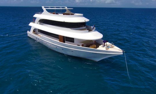 Luxury Yacht Charter in Maldives (8 cabins)