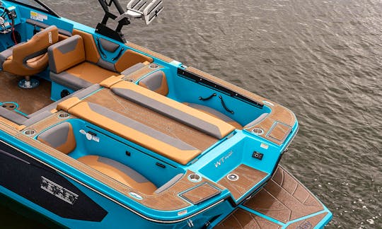 23' Wakesurf Boat Rental on Okanagan Lake