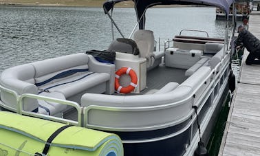 Tritoon personnalisé pour 19 passagers sur le lac Travis ! Nous avons une flotte !