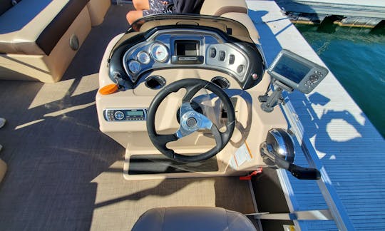 Spring SEASON DEALS- Awesome 2018 Sun Tracker 20DLX Party Barge in lake Havasu-