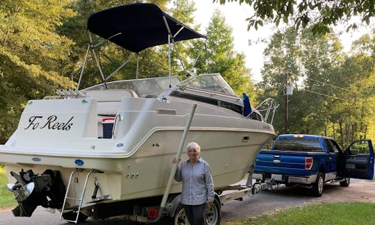 Cruzador de cabine Bayliner Ciera de 24 pés no Lago Claiborne