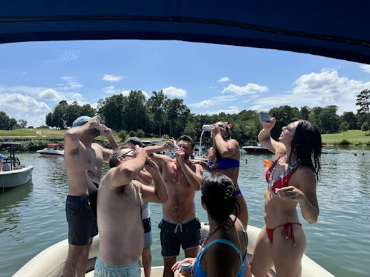 Bote de fiesta en pontones en el lago Norman