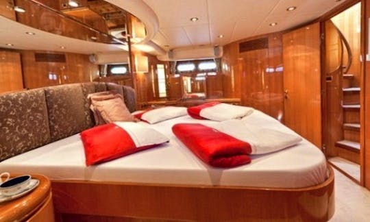 Luxury Yacht for groups and events
