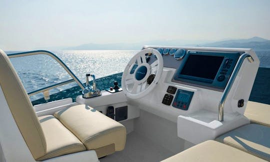 New Flybridge Azimut 40ft holds 12 in Cancun and Isla Mujeres 6hours minimum
