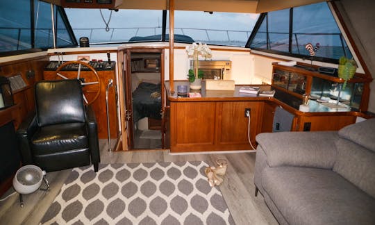 Relax
This yacht has spacious and relaxing seating areas indoors and out. Also equipped with a comfortable bathroom.