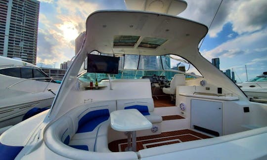 Beautiful Cruisers 48 yacht in Miami for up to 13 people / Best rates