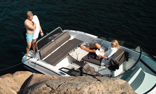 Bateau de luxe Norkapp Avant 705 pour découvrir Paros par la mer, Grèce