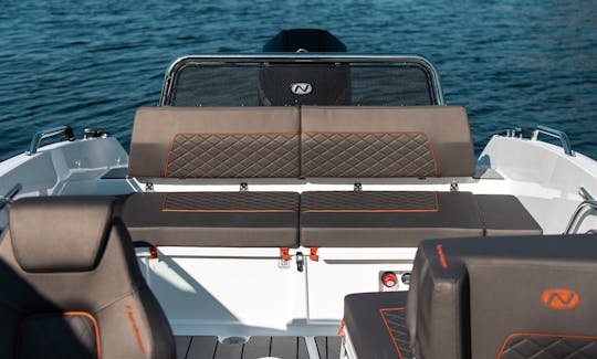 ギリシャのパロス島を海で探索するNorkapp Avant 705豪華ボート