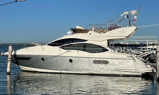 New Flybridge Azimut 40ft holds 12 in Cancun and Isla Mujeres 6hours minimum