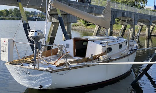 Navegando por el río Columbia a bordo del velero Cape Dory de 27 pies