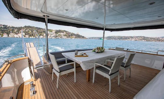 CRUCERO AZUL CON YATE DE LUJO Y TRIPULACIÓN PROFESIONAL EN LAS BAHÍAS DE GOCEK