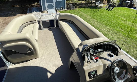 Brand New Sun Tracker 18DLX Pontoon Boat! Children Friendly! Beach Chairs, Ice, Drinks Included