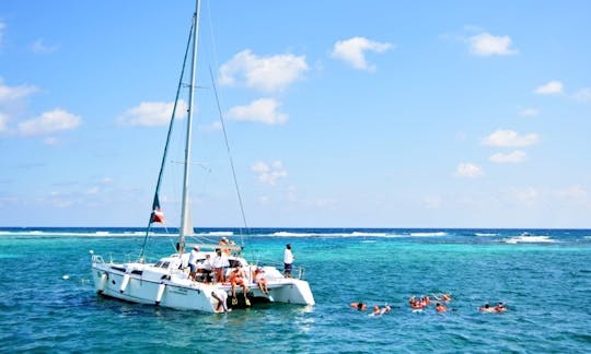 Viagem de um dia à vela em San Pedro a bordo de um catamarã polinésio de 42 pés