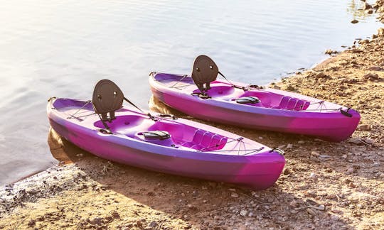 2 pinks kayaks
2 blue kayaks
1 gray fishing kayak
1 green paddle board
All single sitting