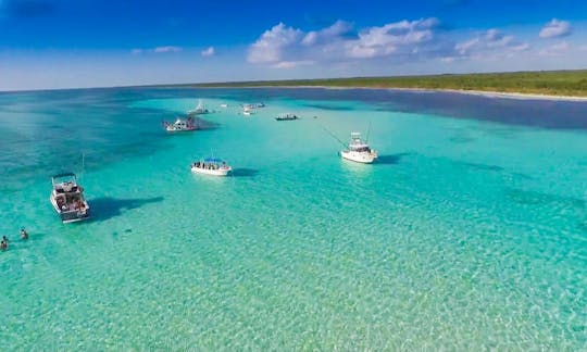 Egg Harbor 36ft Scenic Boat Tour and Snorkeling in San Miguel de Cozumel