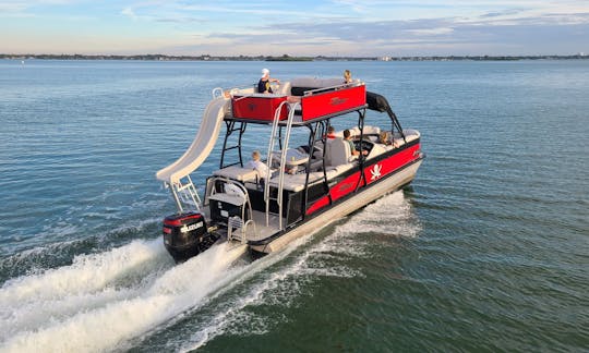 🏴‍☠️ Abrace seu pirata interior no Funship Pontoon com um escorregador! 🏴‍☠️