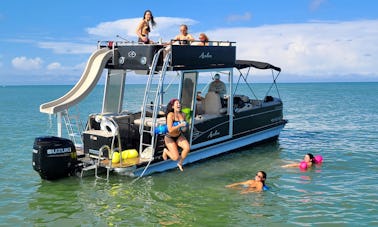 ⚓ Planeje um ótimo dia no barco Avalon Funship Pontoon com um escorregador! ⚓