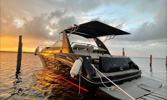 Sea Ray 45ft Sundancer em Cancún - Vídeo de drone gratuito em 6 horas de reserva