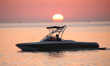 Malibú está listo: ¡aprende y disfruta del esquí acuático o el wakeboard!