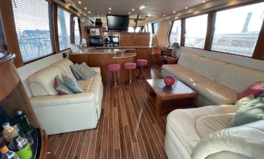 ¡Lujoso megayate Carver Voyager Power de 65 pies para 20 personas!