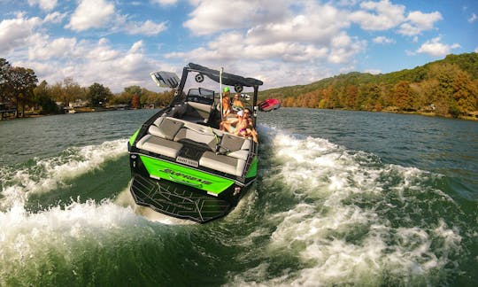 Disfrute del Wakesurf o simplemente relájese en Canyon Lake con nuestro experimentado capitán