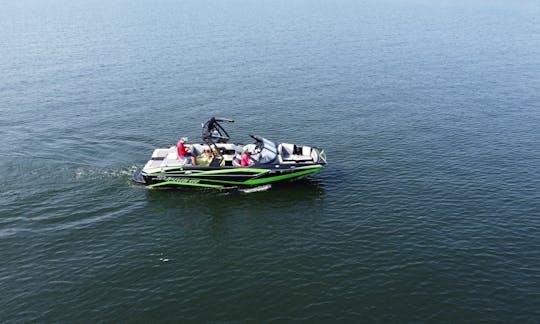 Faites du wakesurf ou détendez-vous simplement sur le lac Canyon avec notre capitaine expérimenté