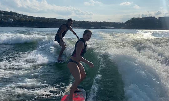 Wakesurf ou simplesmente relaxe no Canyon Lake com nosso experiente capitão