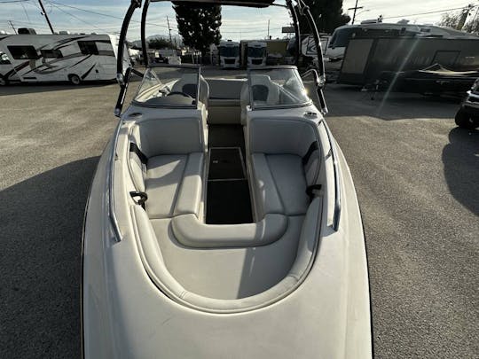 Lancha motora Clean Reinell 204 LSE para 8 personas con torre de wakeboard 