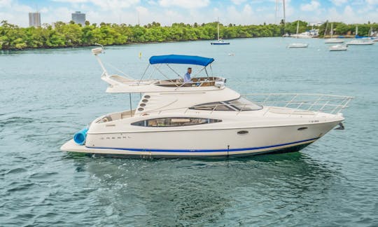 Yate de fiesta Regal Commodore de 44 pies en Miami Beach