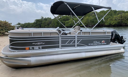 *NEW* 2022 Sun Tracker Pontoon Boat Rental in Fort Lauderdale, Florida.