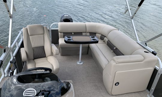 *NEW* 2022 Sun Tracker Pontoon Boat Rental in Fort Lauderdale, Florida.