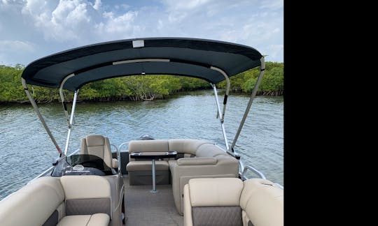 *NEW* 2022 Sun Tracker DLX20 Pontoon Boat Rental in Fort Lauderdale, Florida.