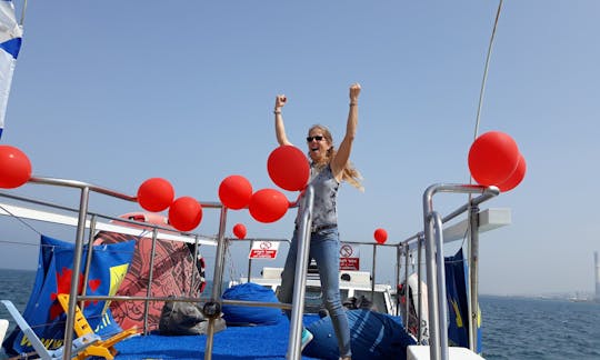 Barco de festa personalizado para mais de 25 pessoas com churrasqueira e muito mais!