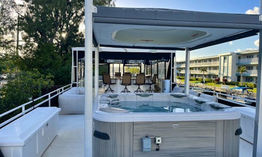 The most amazing yacht with 8 person Jacuzzi and Sleeping for 6