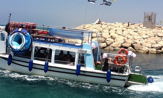 Barco de festa personalizado para 40 pessoas na Marina de Tel Aviv