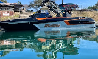 Malibu 23mxz Luxury Wake Boat On Lake Travis