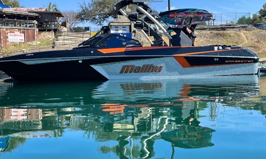Malibu 23mxz Luxury Wake Boat On Lake Austin
