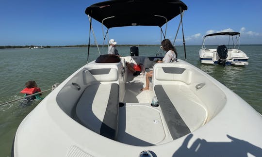 Fiesta en barco en cubierta Bayliner limpia y fácil de conducir para hasta 9 personas