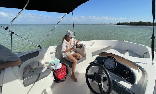 Fiesta en barco en cubierta Bayliner limpia y fácil de conducir para hasta 9 personas