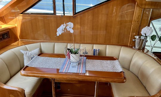 Retiro en yate en Nápoles/Marco Island, ¡vive tu propia experiencia inolvidable con el Ocean Alexander Motor Yacht de 52 pies!