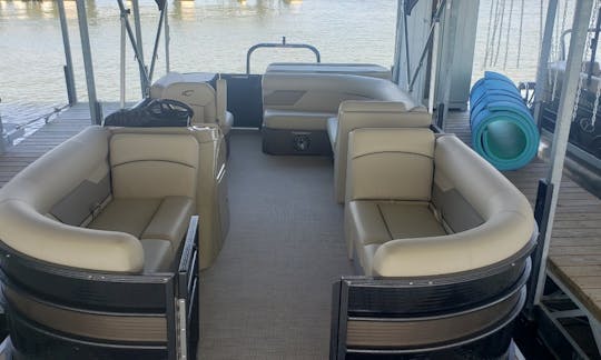 2022 Crest 22ft Tritoon with 150 hp motor for Rent in Montgomery, Texas!