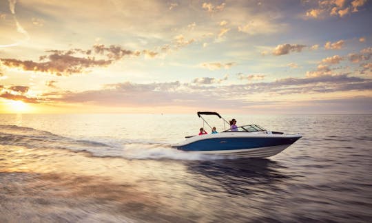 25' Sea Ray Deckboat for rent in Dubai, Dubai