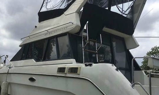 30ft Bayliner Motor Yacht for rent in Chicago $250 hour $2000 Overnight