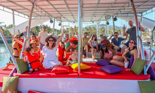 Trimarán personalizado de 45' con toboganes [todo incluido] en Puerto Vallarta, México