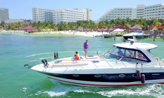 Beau et propre yacht à moteur Doral de 48 pieds à louer à Cancún, Quintana Roo