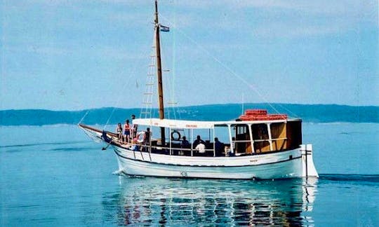 Glass Boat Rental in Mundanije