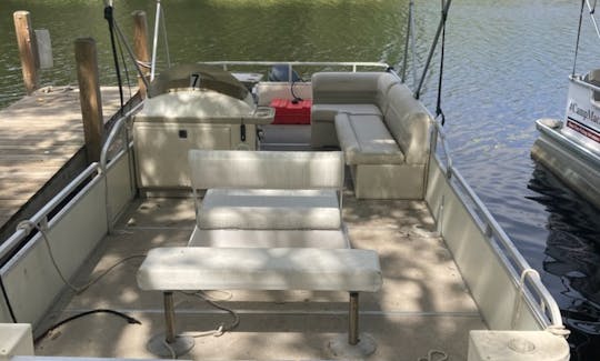Sweetwater 22ft Pontoon in Lake Wales