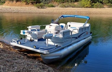Suntracker 20ft Party Barge Pontoon On Lake Ouchita and Hamilton